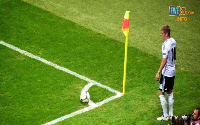 Lối chơi của hai bên có ảnh hưởng lớn đến việc ra góc